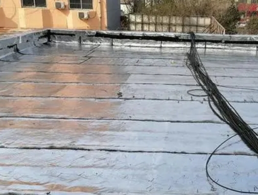 万荣卫生间漏水维修公司分享下万荣屋面楼顶防水刚性防水层施工要点。